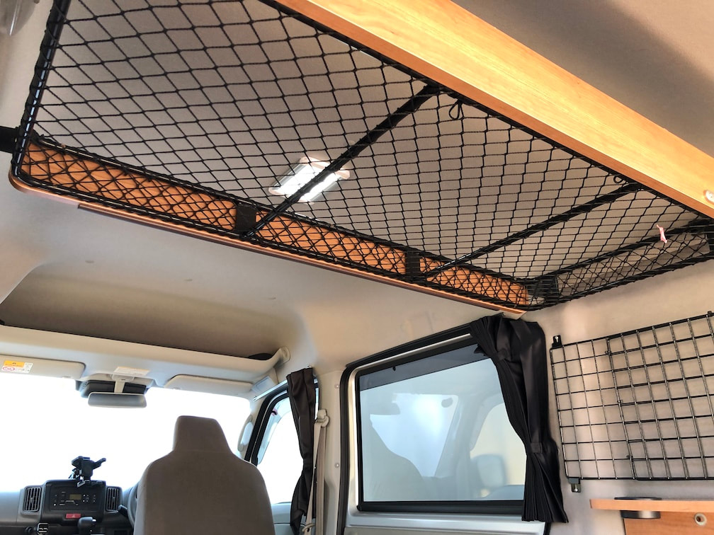 Upper net storage space for light belongings in the wink miniature campervan